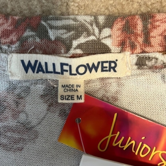 Wallflower Cream Floral Peplum Button Down Blouse.  Size Medium - Picture 6 of 9